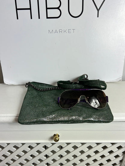 OTRAS. bolso piel verde brillo