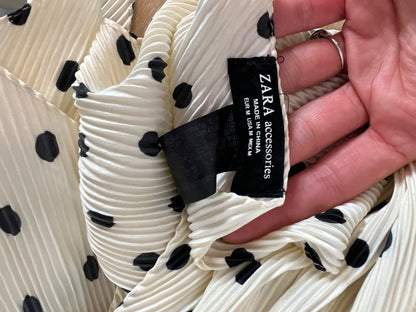 ZARA. Pañuelo plisado lunares