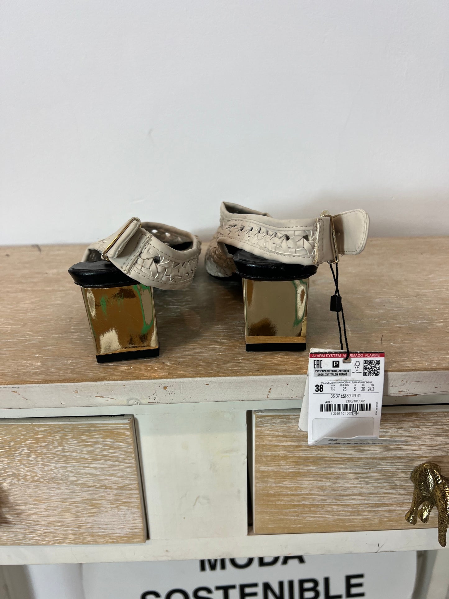 ZARA. Die-cut shoe with heel detail. Size 38