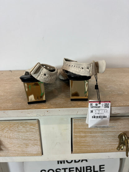 ZARA. Die-cut shoe with heel detail. Size 38