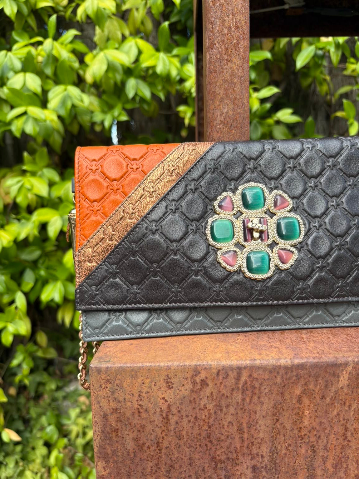V 73. ELISABETTA ARMELLIN. Pochette de cuero detalle broche