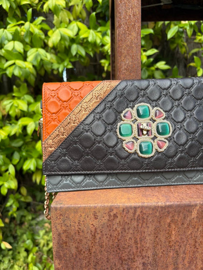 V 73. ELISABETTA ARMELLIN. Pochette de cuero detalle broche