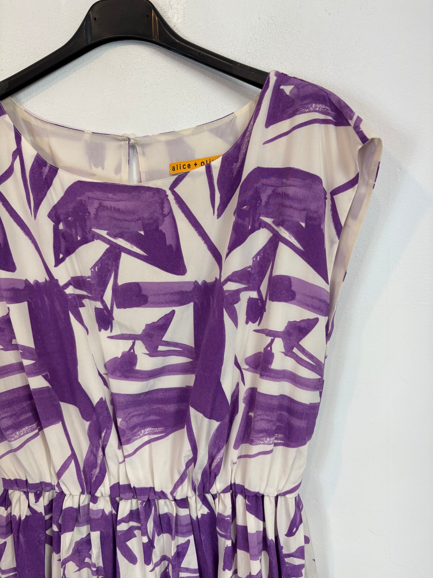 ALICE + OLIVIA . Vestido corto seda estampado