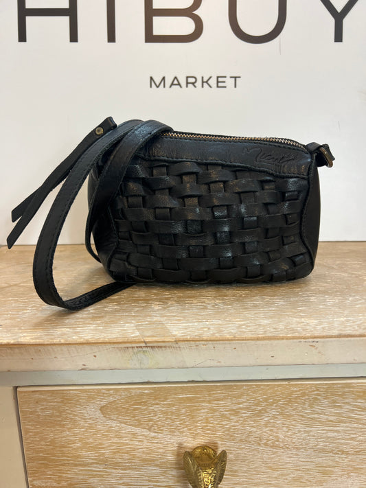 MICUIR. Bolso trenzado negro piel