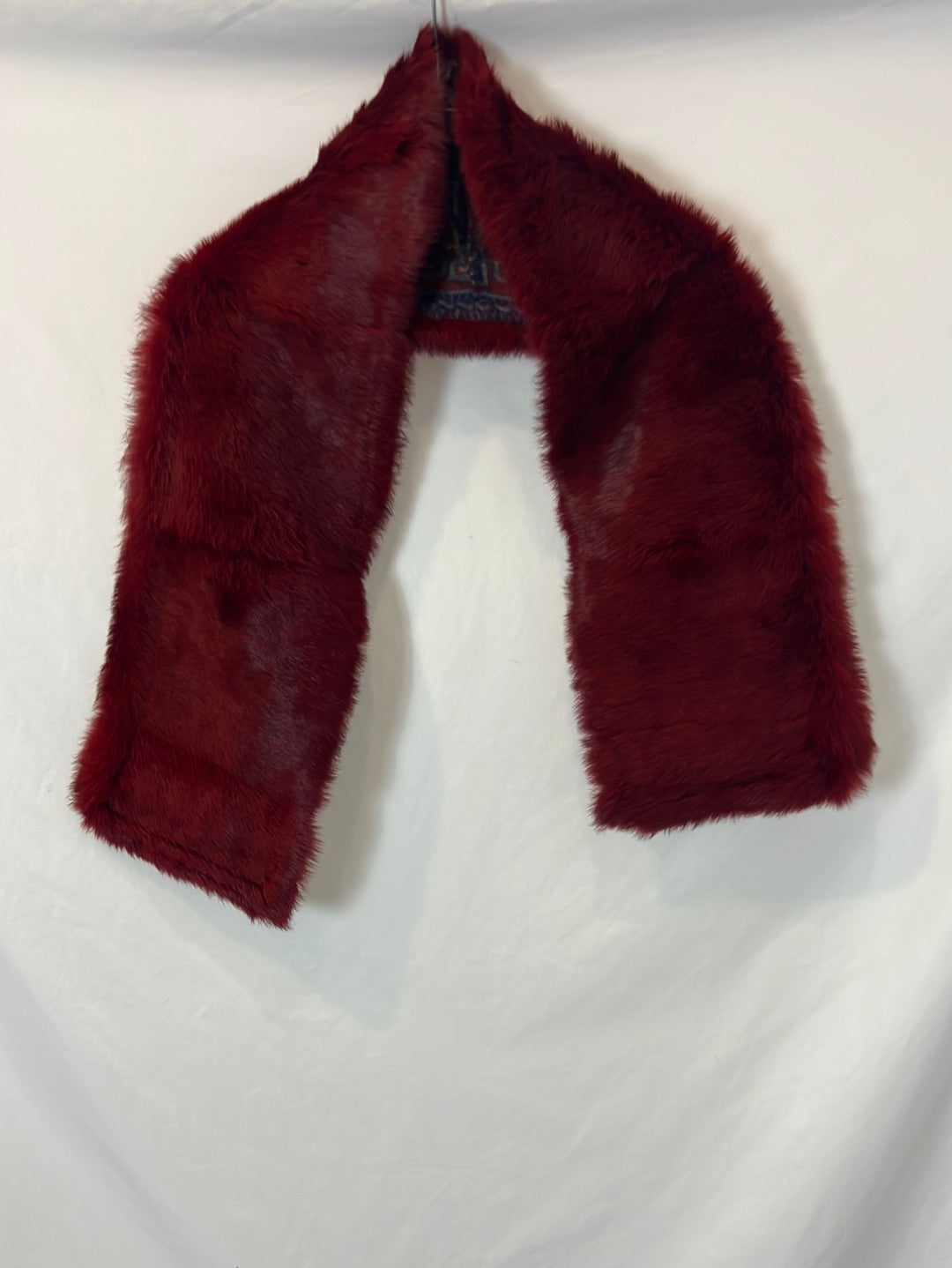 OTRAS. Bufanda pelo burdeos