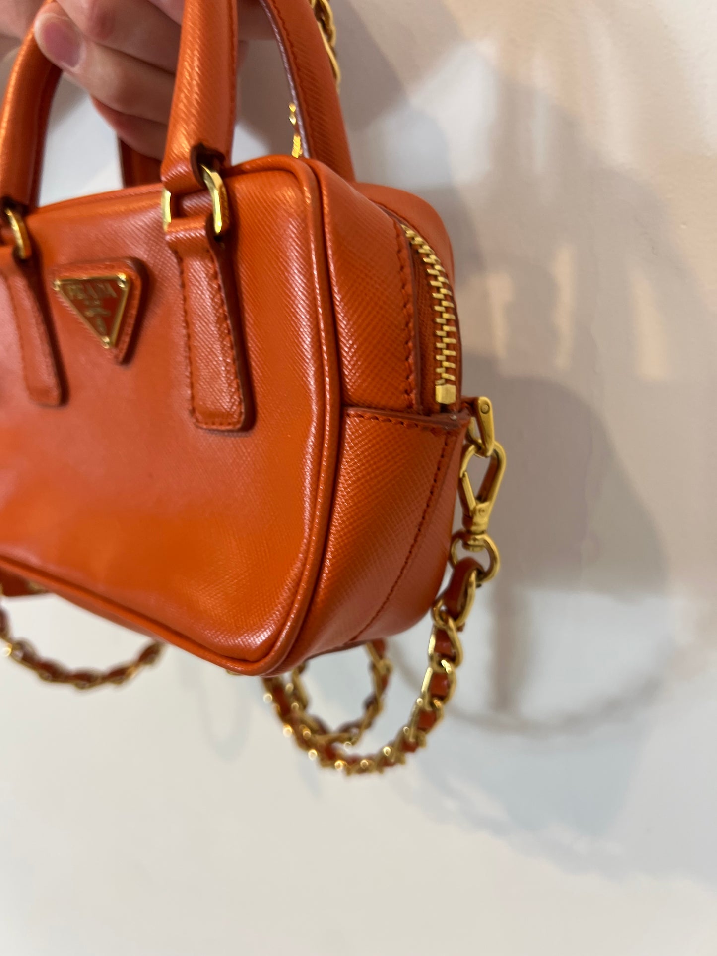 PRADA. Bolso mini Galleria naranja