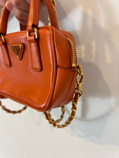 PRADA. Bolso mini Galleria naranja