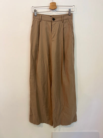 ZARA. Flowing beige pleated trousers S.xs