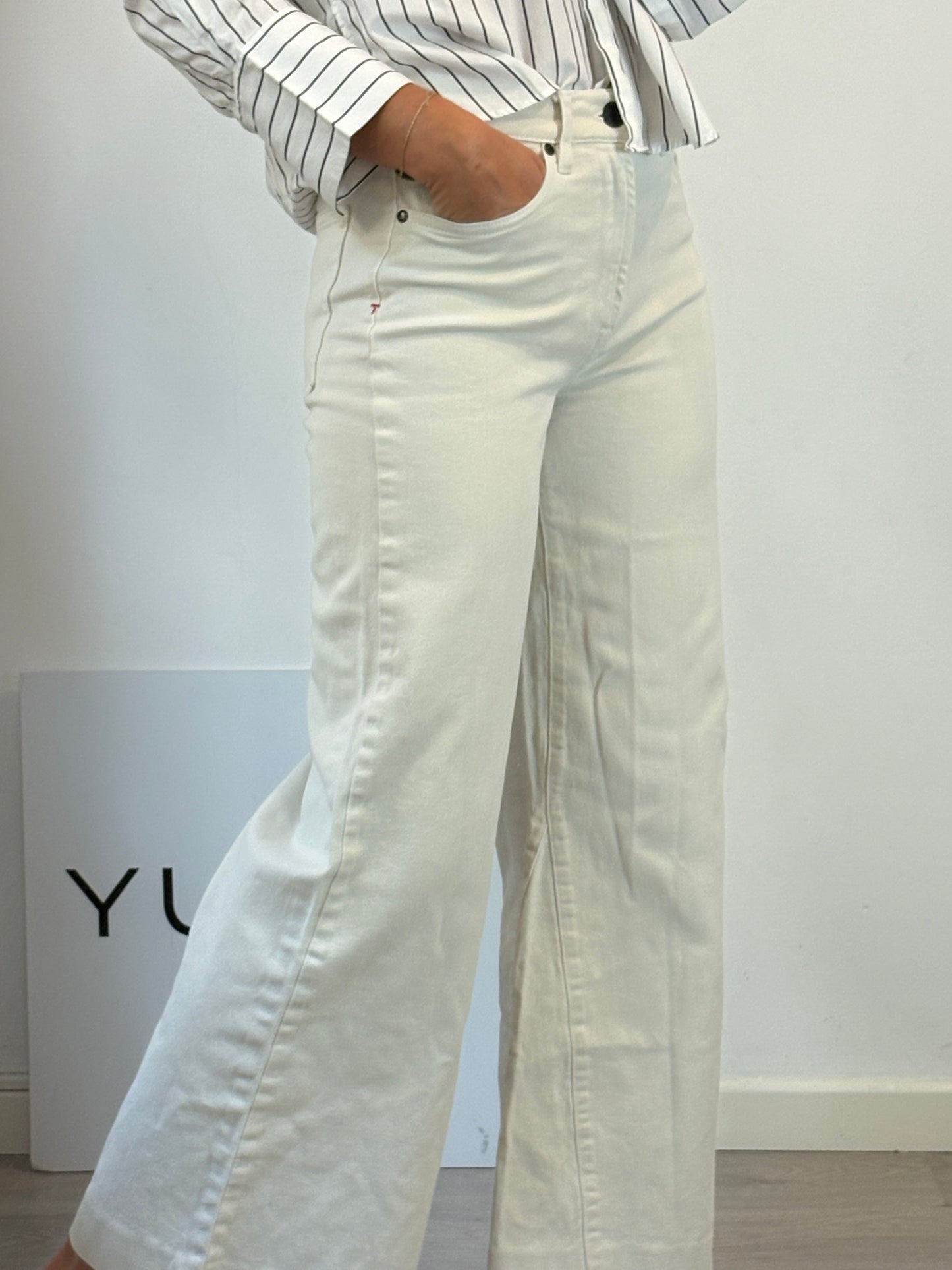 TOMORROW. Denim pata ancha en crudo