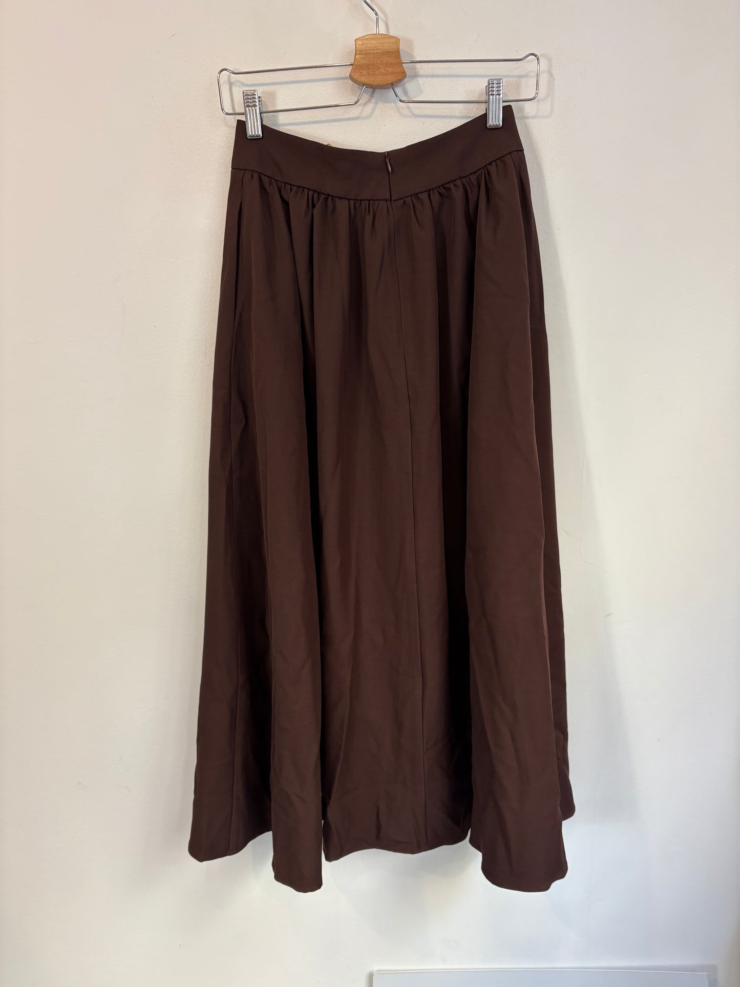 Falda midi marón fluida