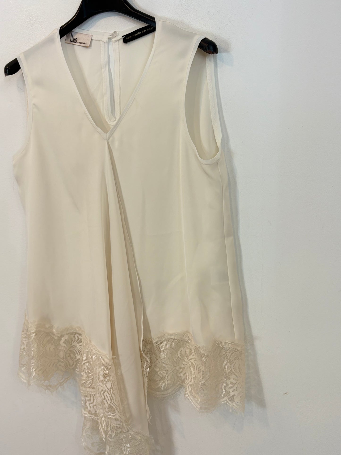 UMO COLLECTION. Top  encaje color crudo abertura
