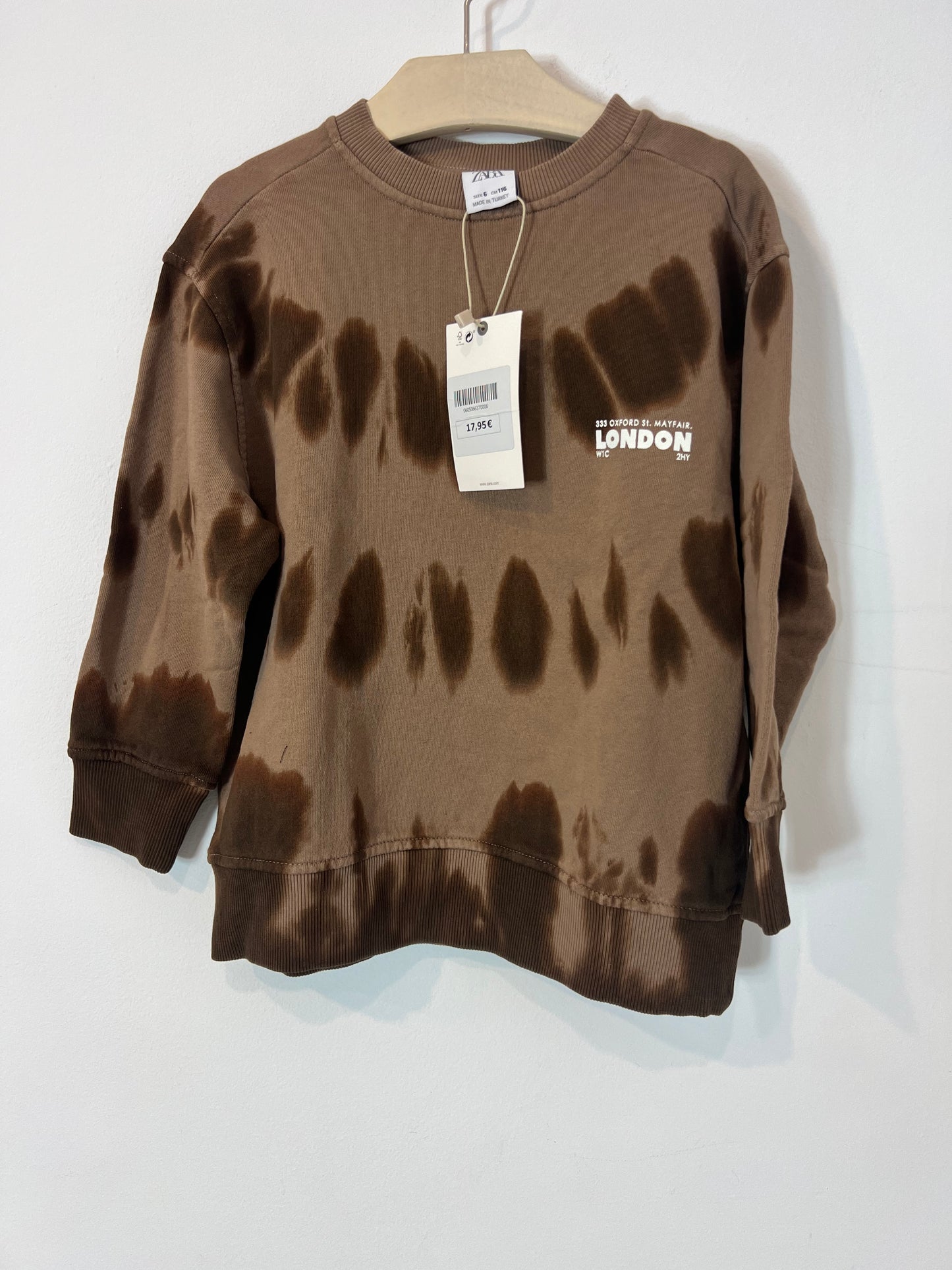ZARA. Brown sweatshirt with letters. Size 6 years.