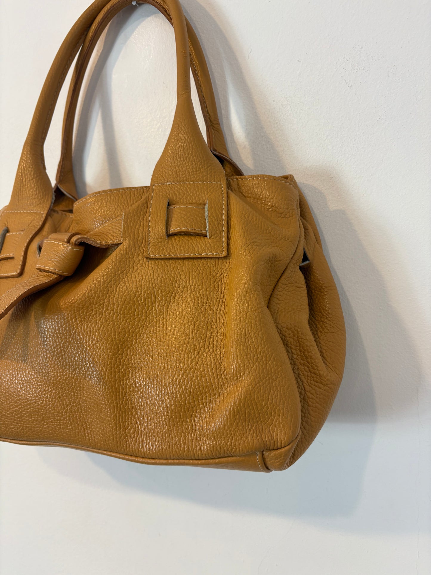 OTRAS. Bolso piel camel