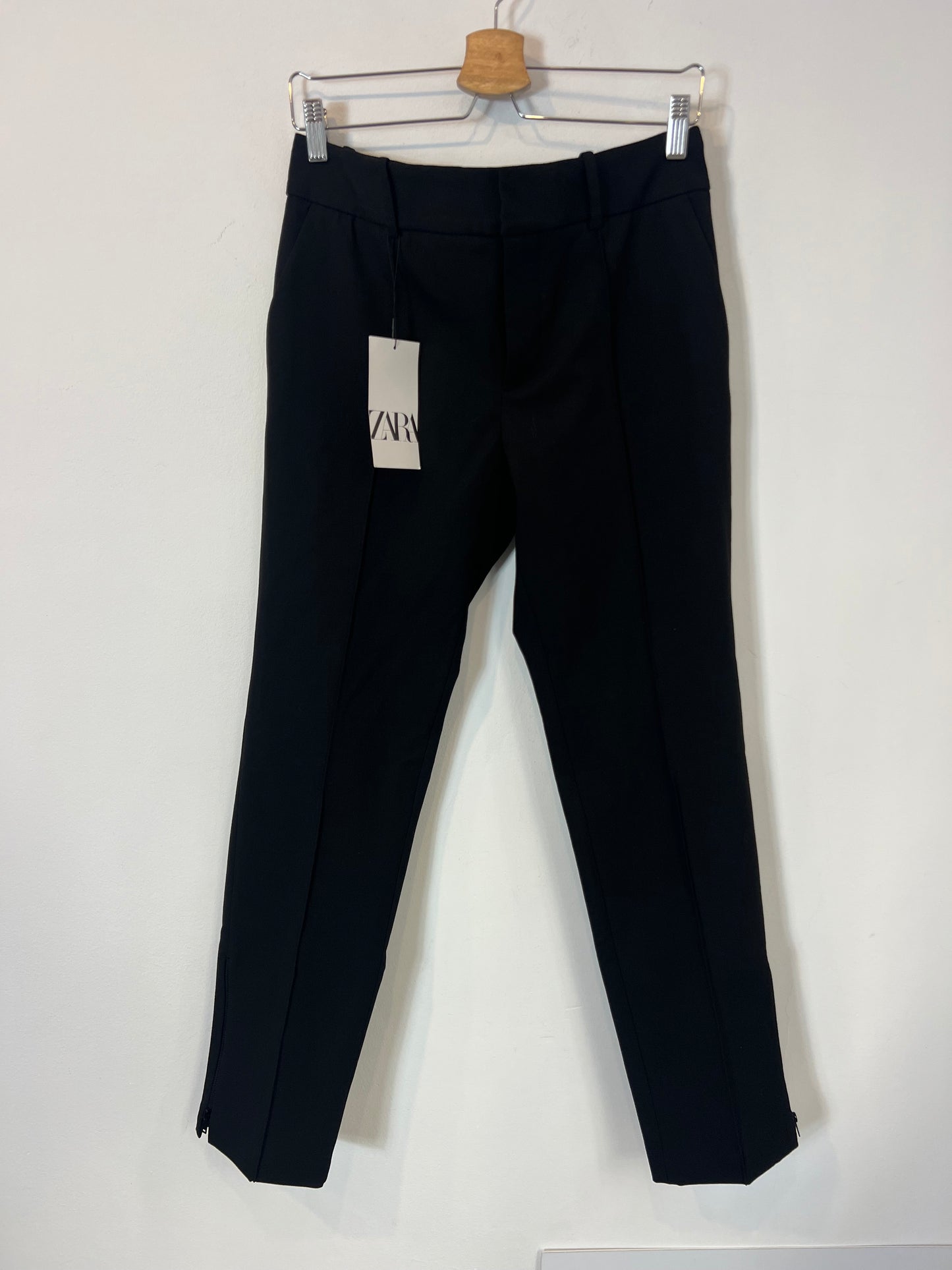 ZARA. Pantalón negro costura detalle cremalleras. T M