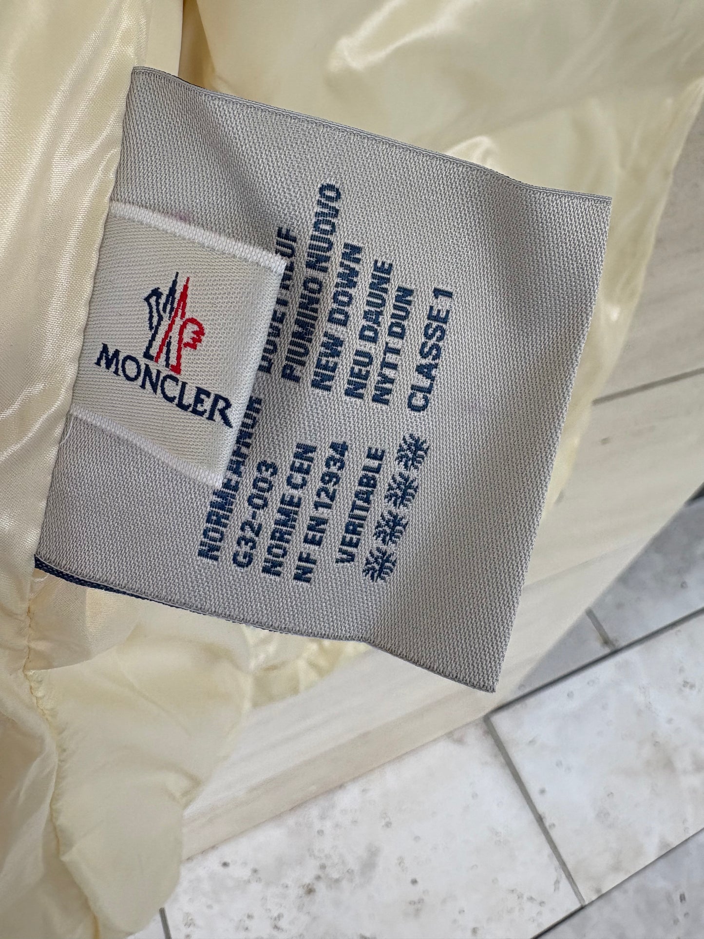 MONCLER. Chaleco ligero beige claro . T 2 (S/M)