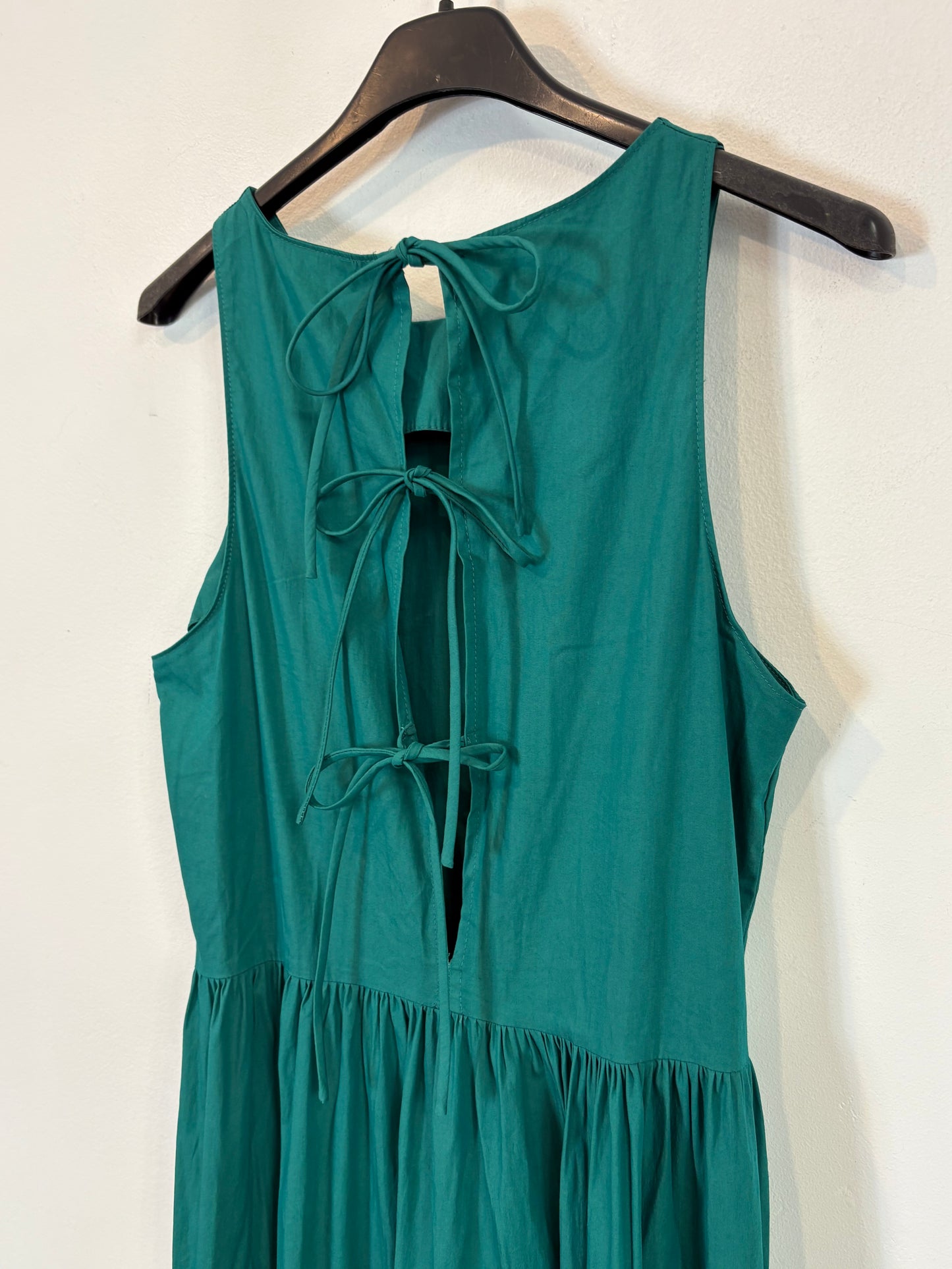MANGO. Vestido largo verde detalle espalda. T XS