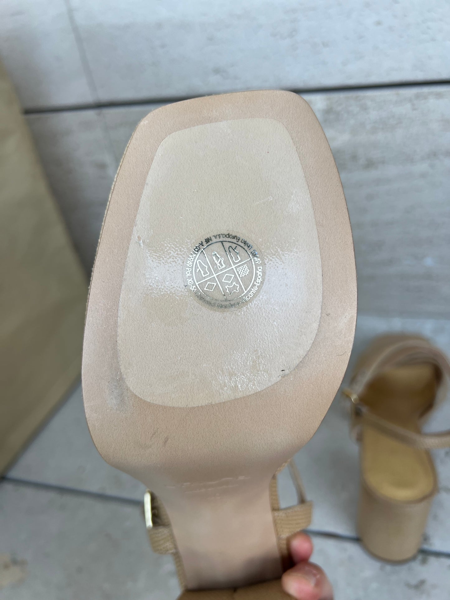 UNISA. Sandalia textura beige. T 40