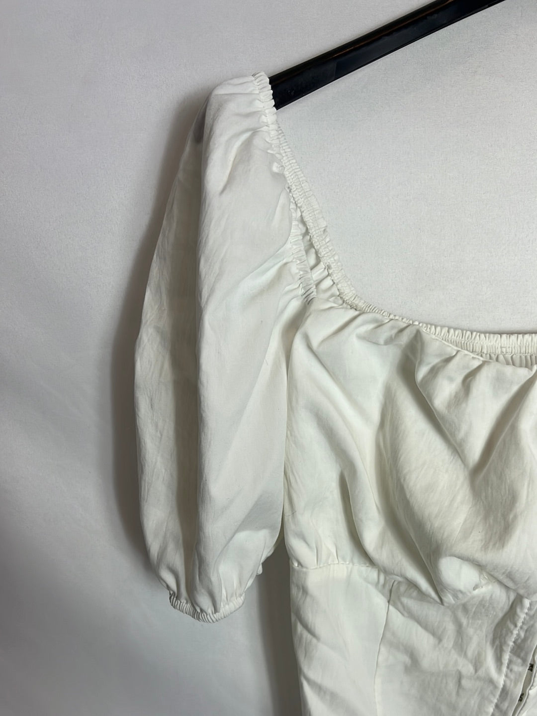 OTRAS. Crop top blanco estilo corset. T M