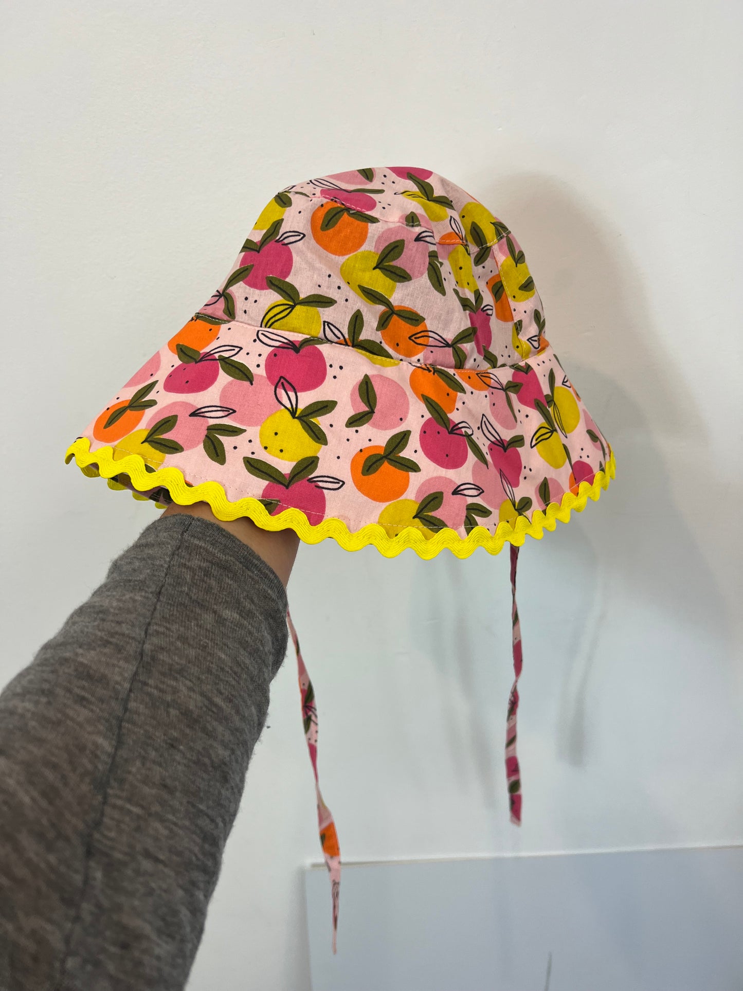 MUAMUA MAISON. Bucket rosa frutas