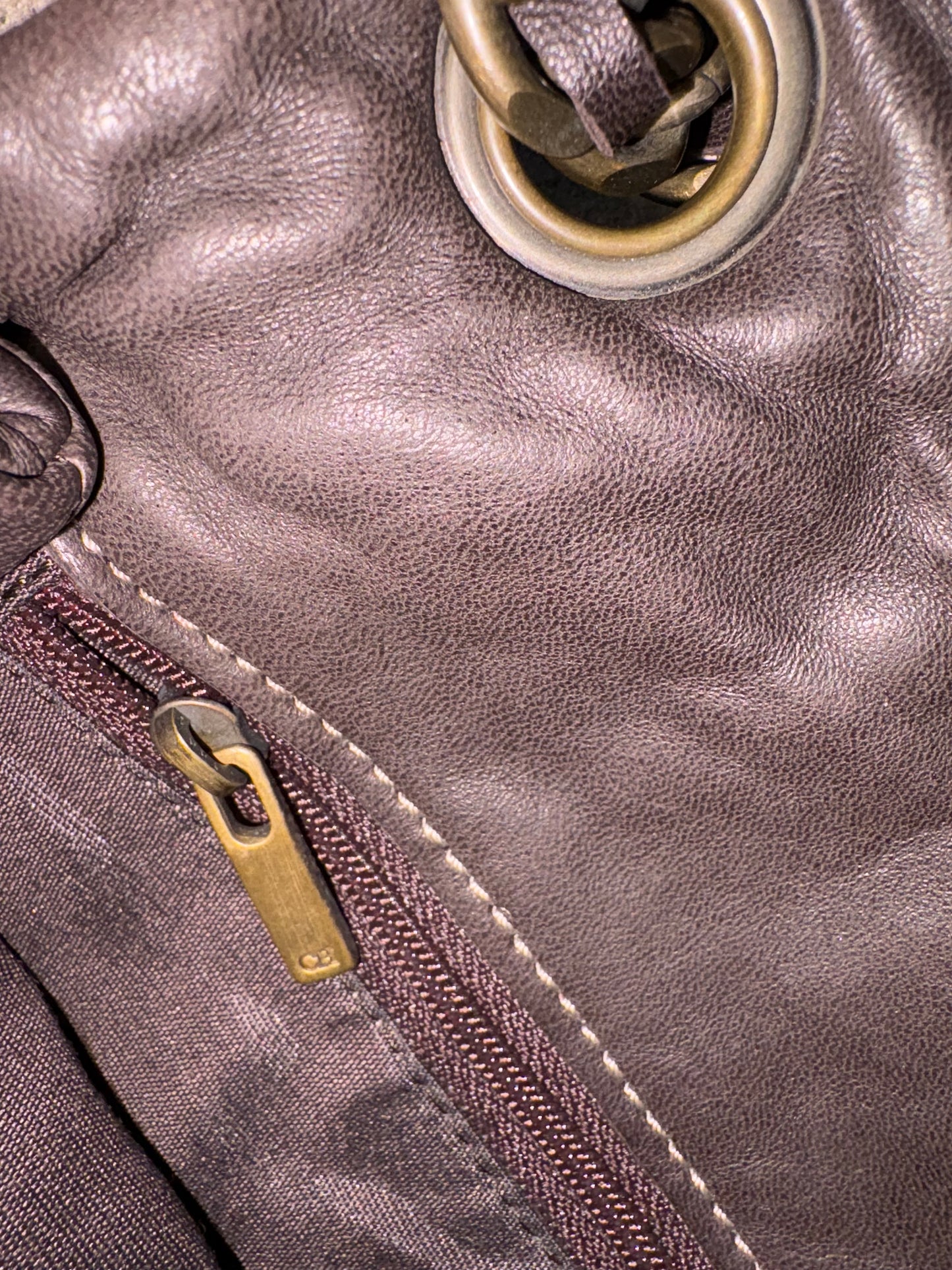 CAROLINA HERRERA. Bolso clutch marrón piel