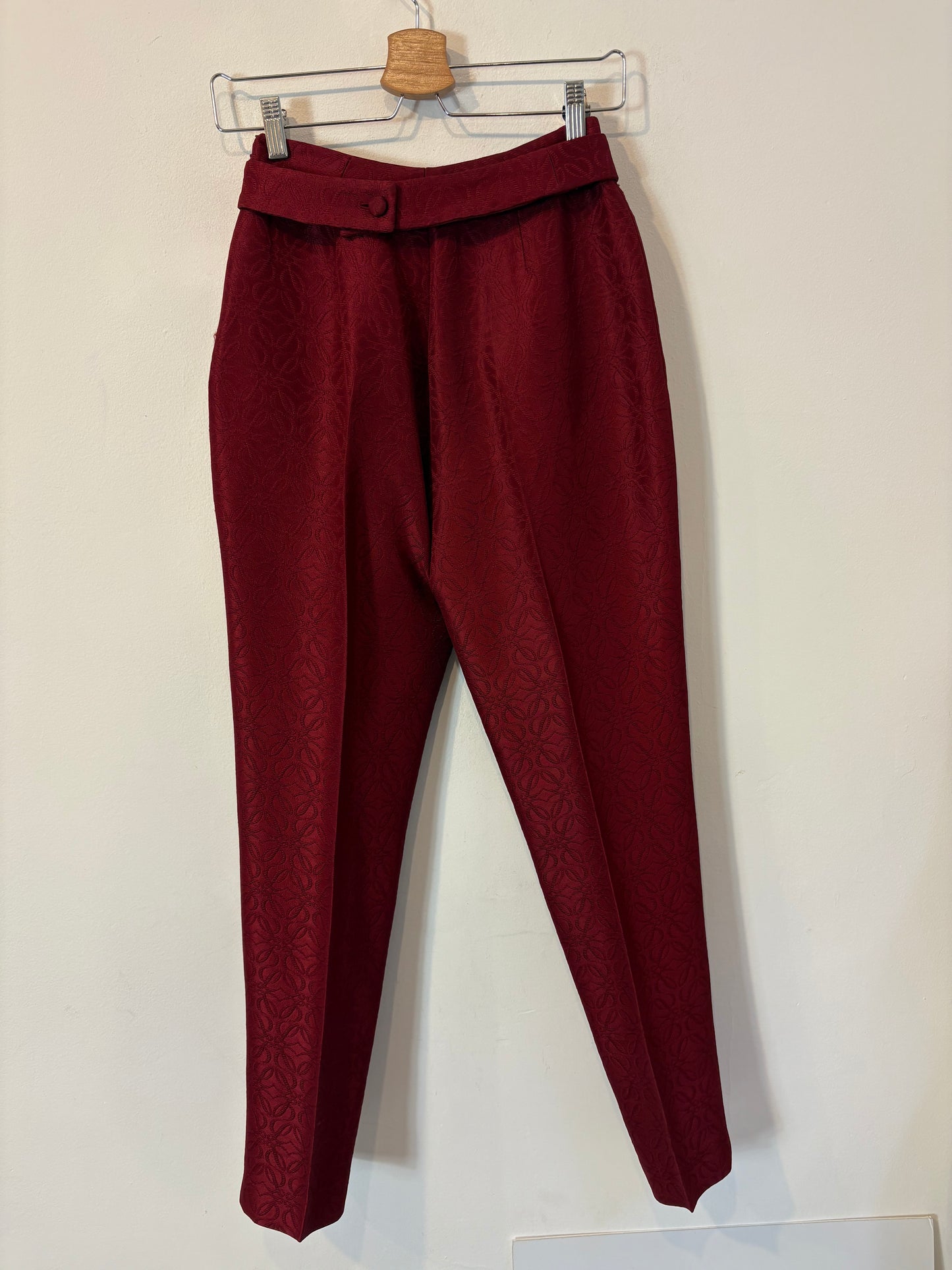 LOEWE. Pantalón pinzas burdeos anagrama