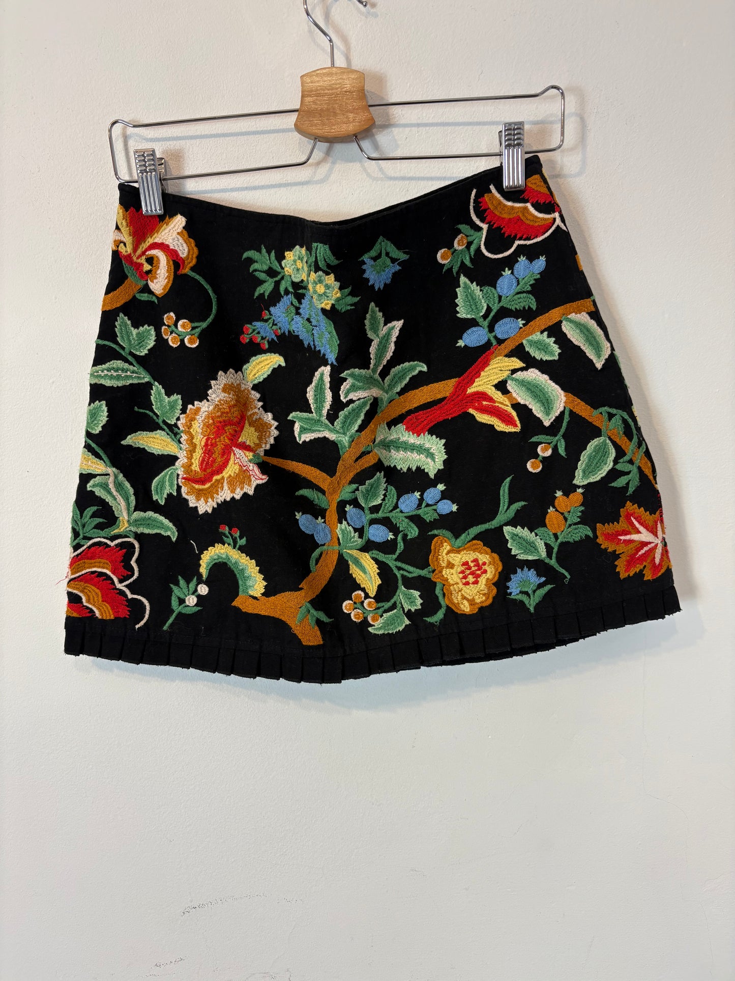 ZARA. Falda negra bordados