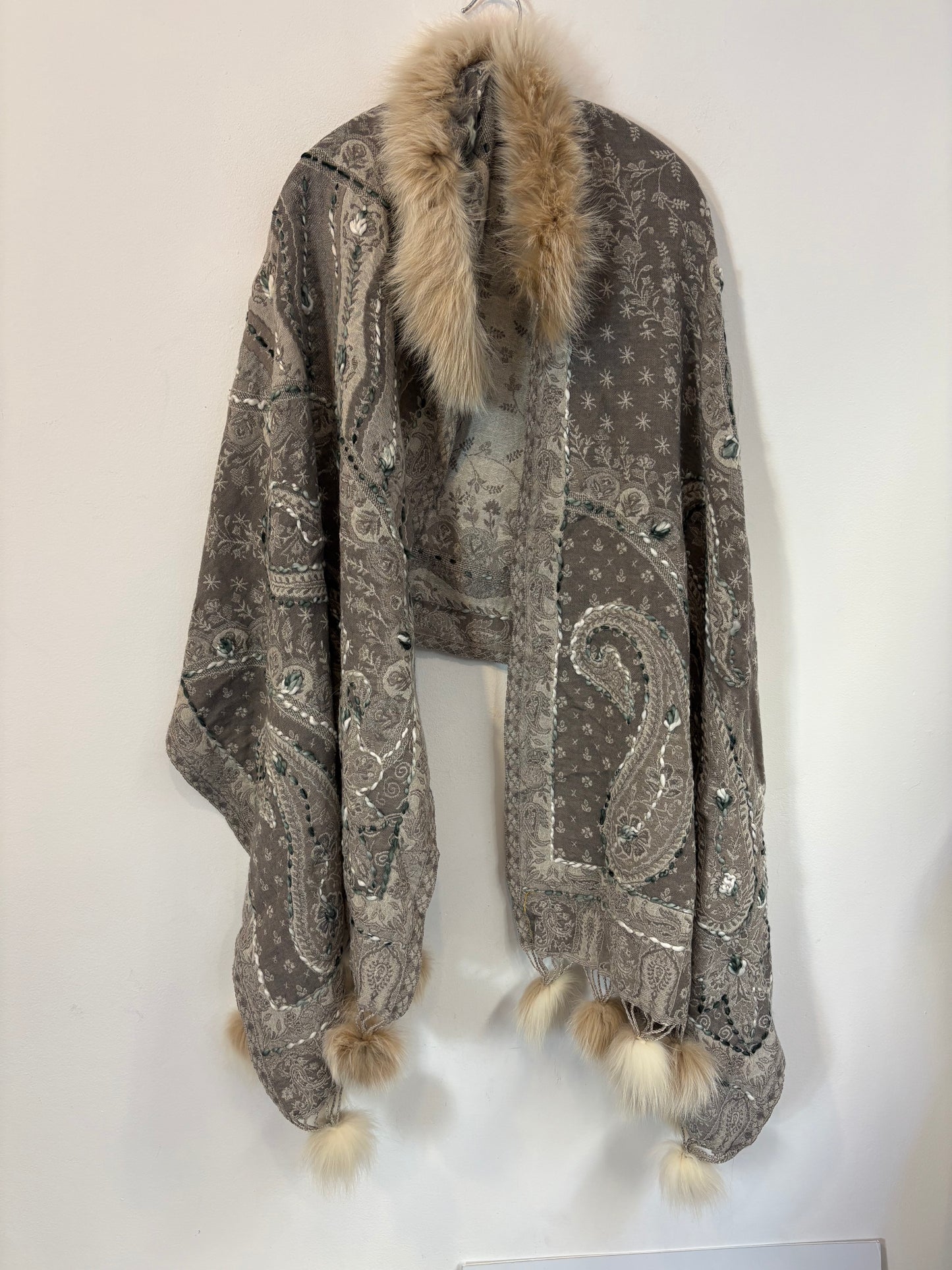 OTRAS. Capa bordada con pelo