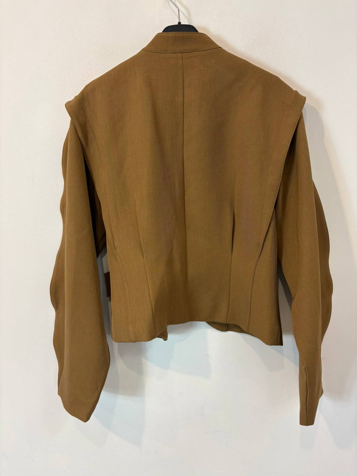 Chaqueta marrón cruzada con cinturón