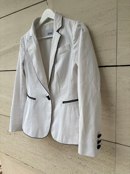 MOSCHINO. Blazer blanca detalles en negro
