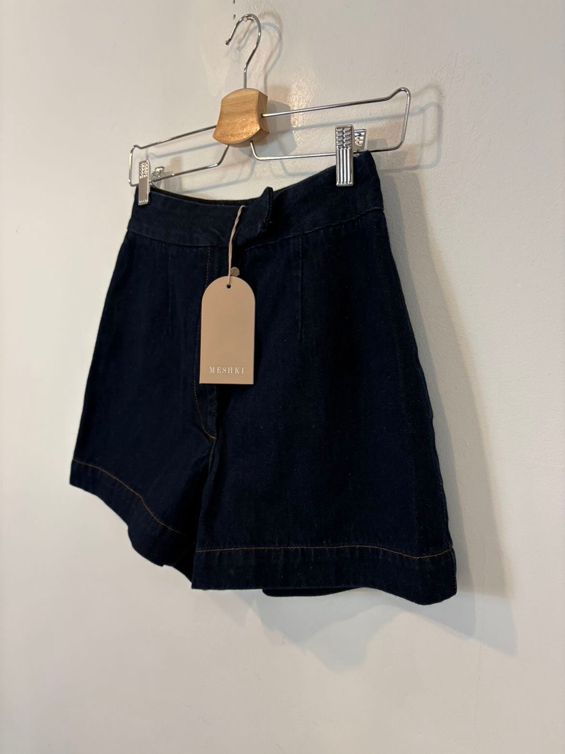 MESHKI . Conjunto denim chaleco y bermuda