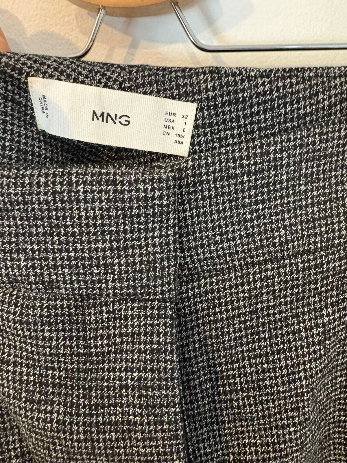 MANGO. Pantalón pinzas tonos grises