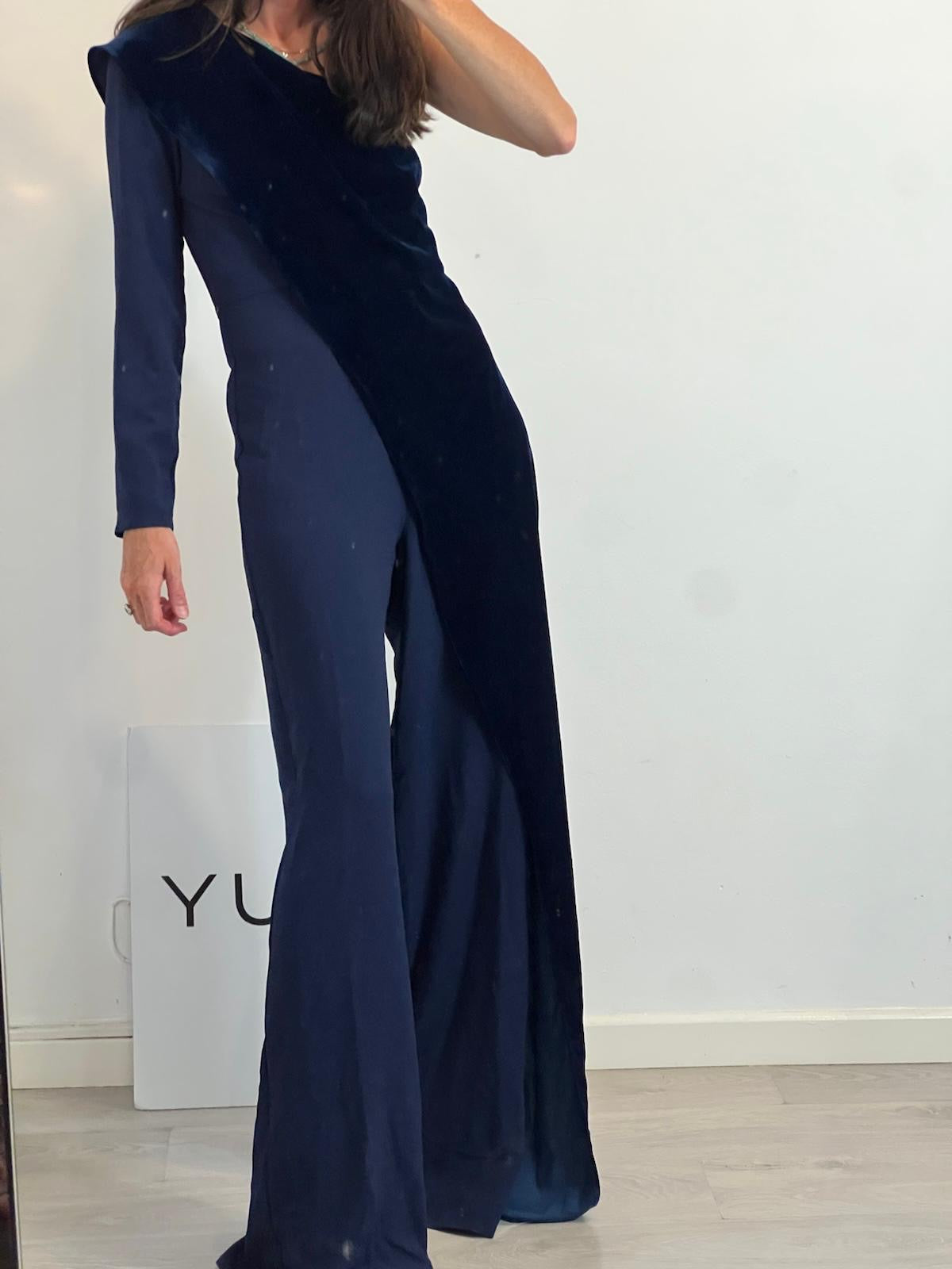 LADY PIPA. Mono azul fluido capa en terciopelo