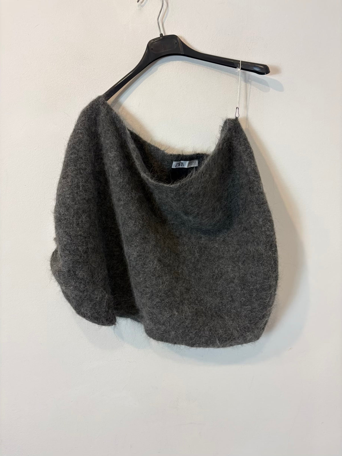 ZARA. Jersey asimétrico gris con alpaca