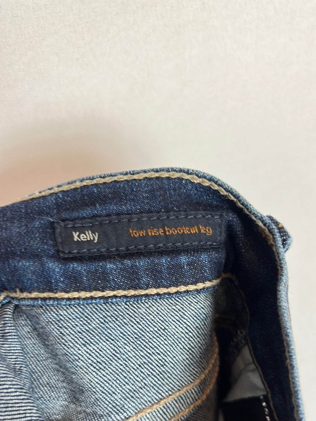 CITIZENS OF HUMANITY. Mid-waist flared denim. T 27(36)