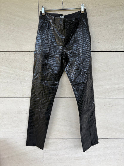 ZARA. Pantalón negro piel troquelada