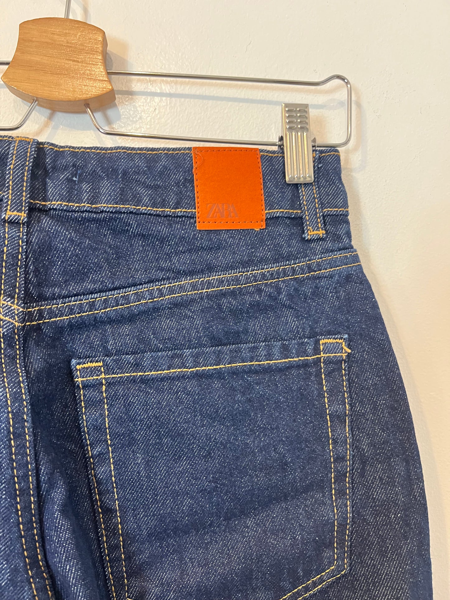 ZARA. Denim recto oscuro