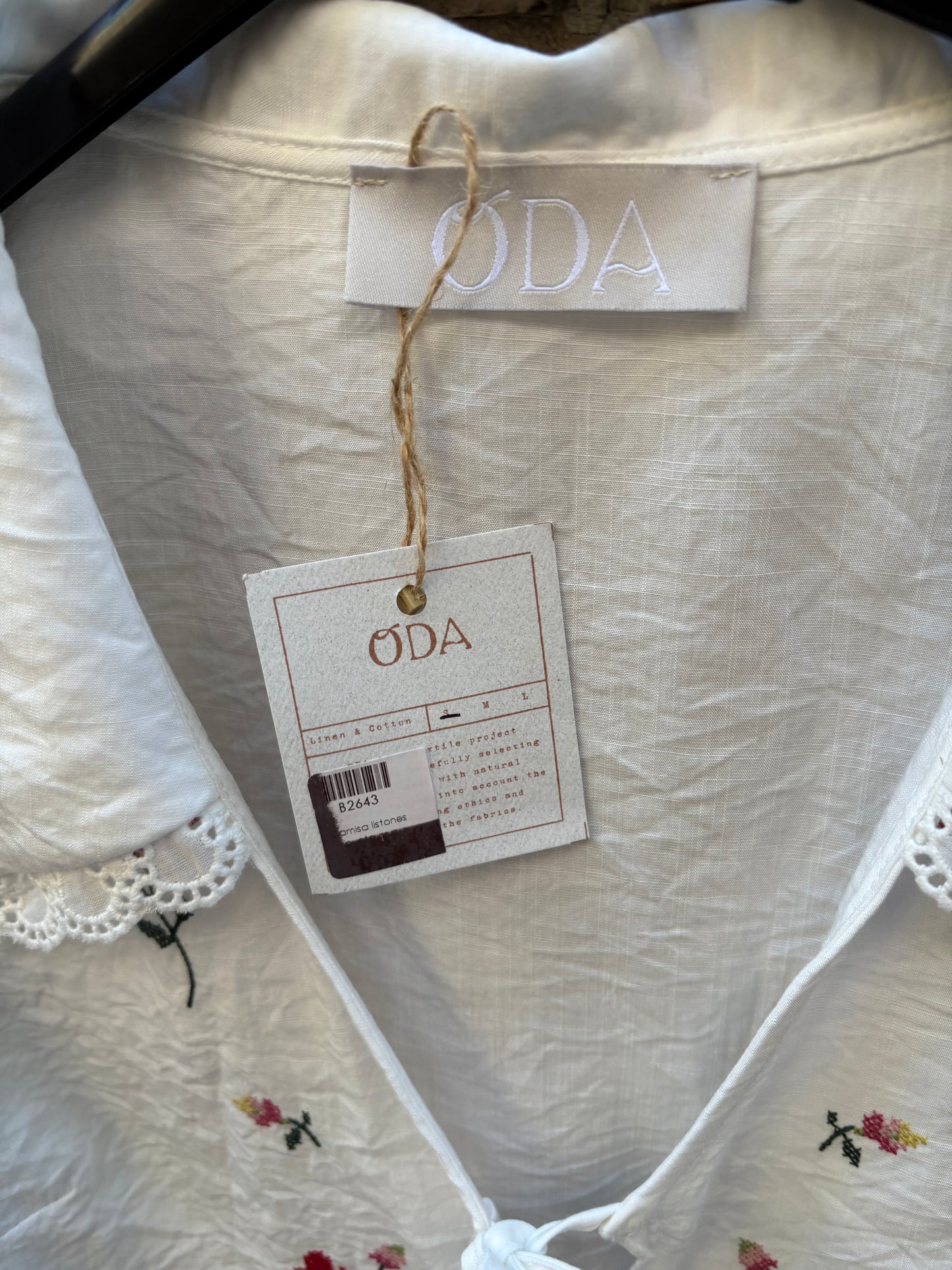 ODA. Blusa blanca bordada lazos