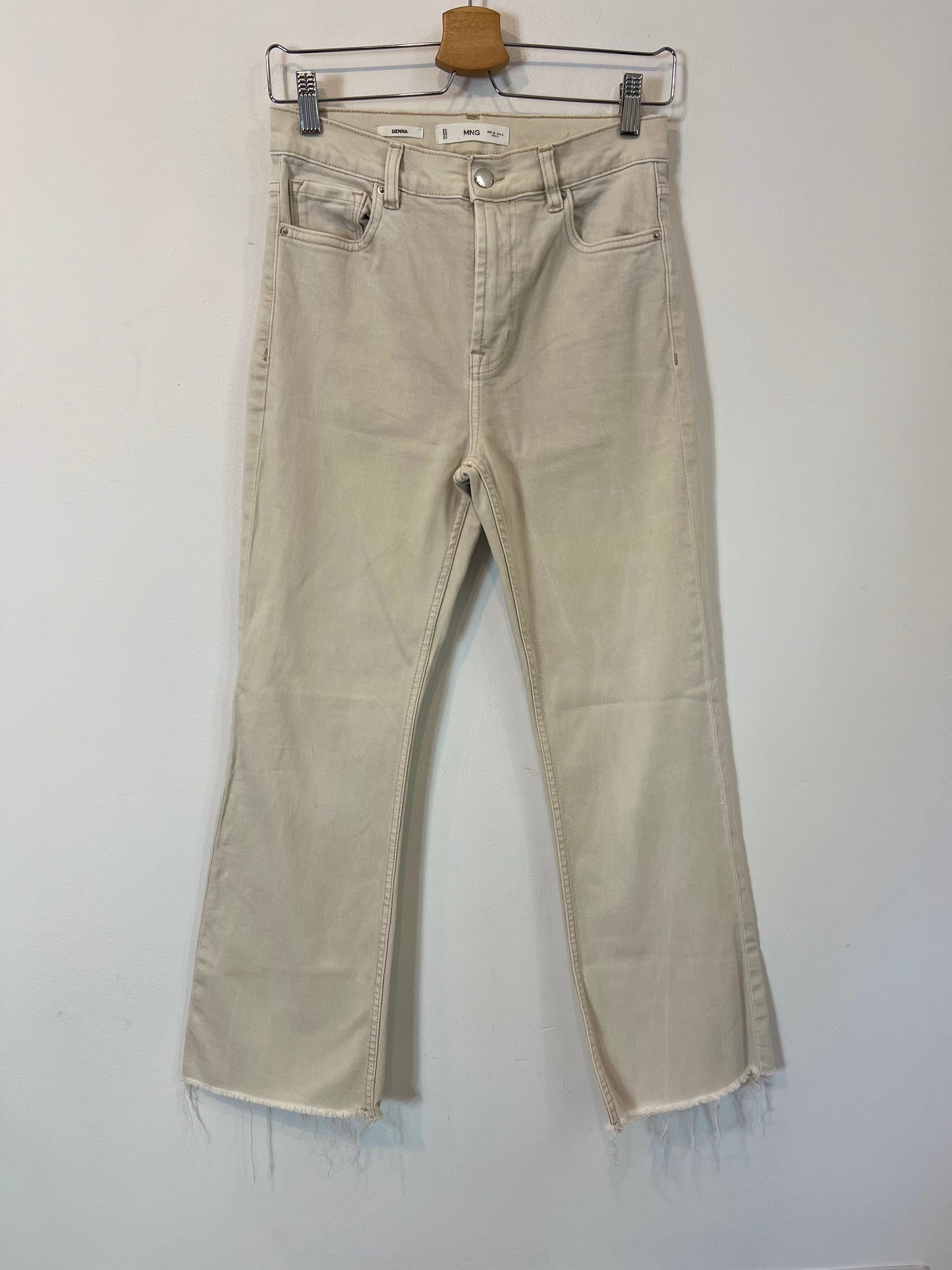 MANGO. Pantalón beige acampanado  T.38