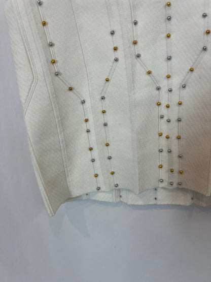 SCALPERS. Total look blanco con tachuelas T.m