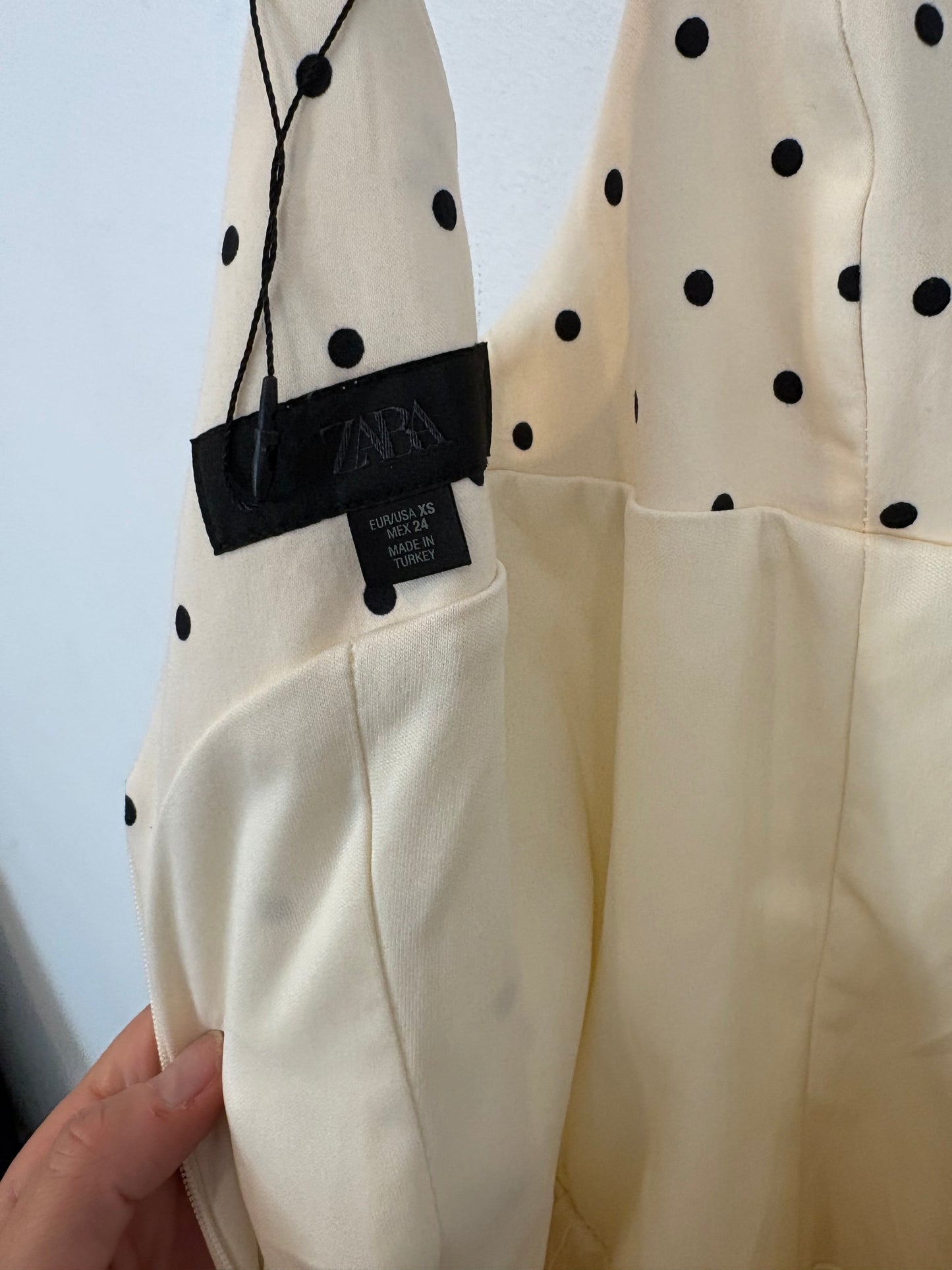 ZARA. Vestido corto lunares