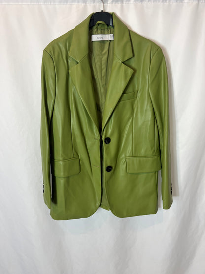 BERSHKA. Blazer verde efecto piel  T.xs