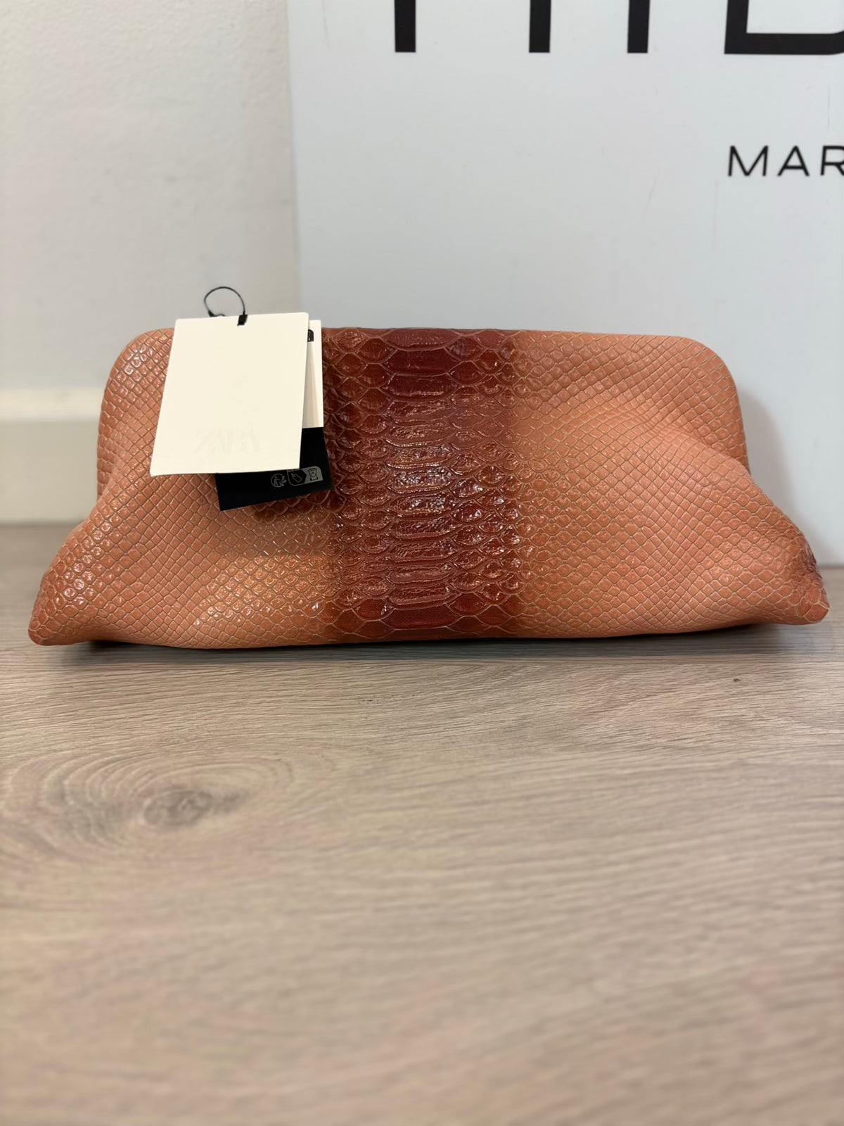 ZARA. Pouch de piel con relieve edición limitada