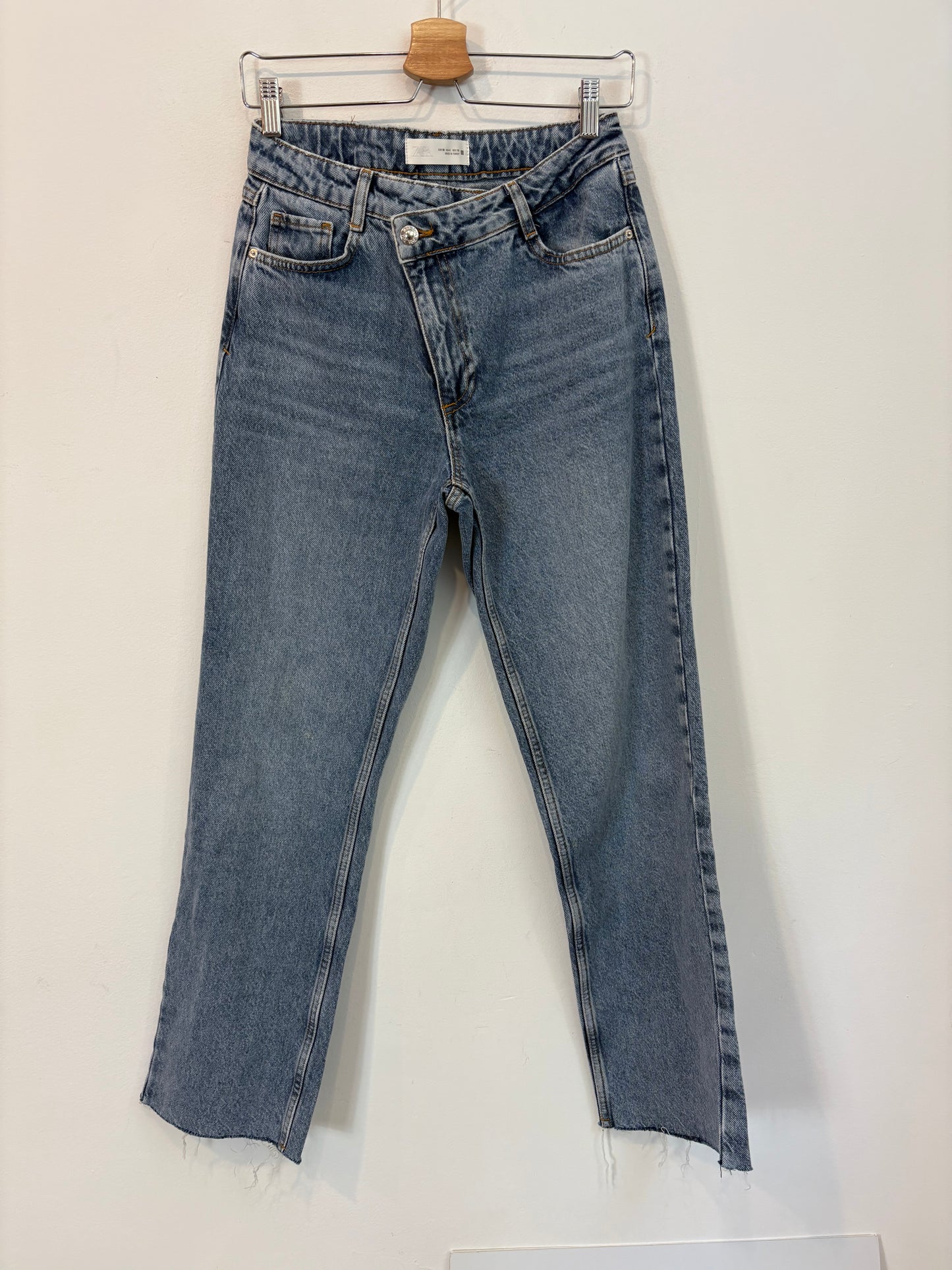 ZARA. Denim recto detalle cremallera. T 36