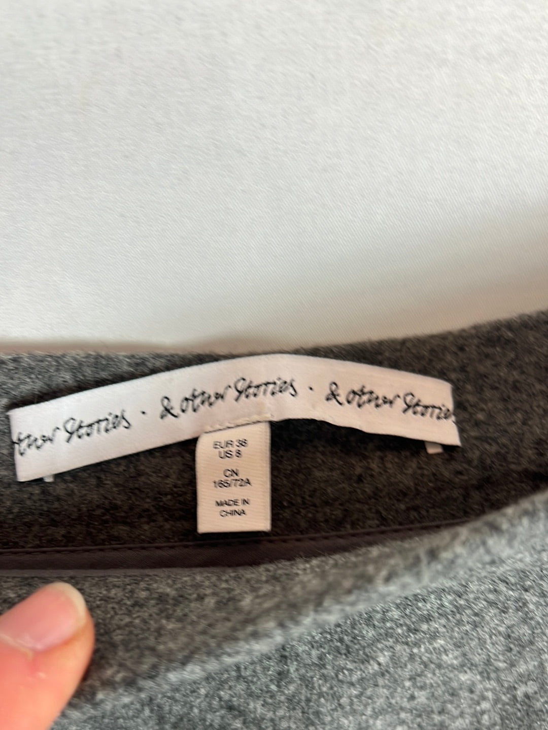 & OTHER STORIES. Falda corta gris textura. T 38