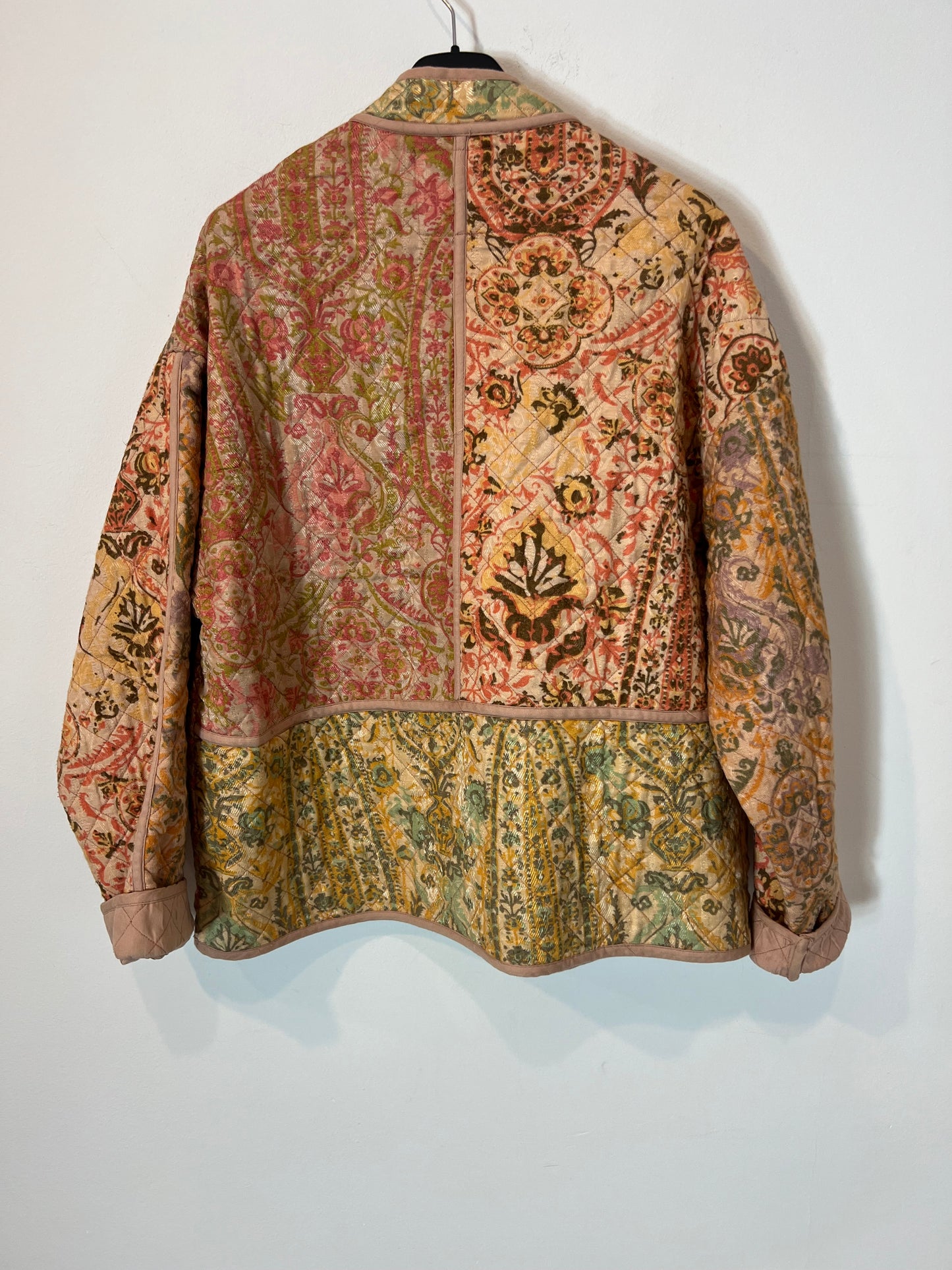 ZARA. Chaqueta estampado tonos rosas T.s