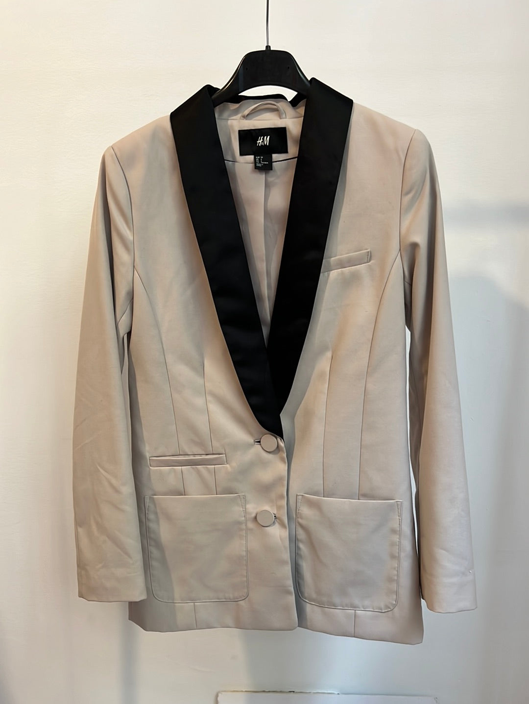 H&amp;M. Beige blazer with black lapel. Size 34