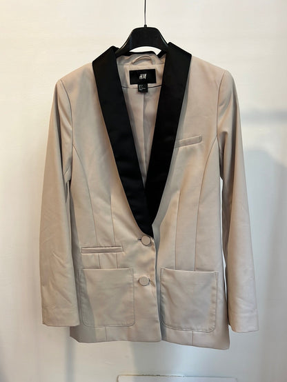 H&amp;M. Beige blazer with black lapel. Size 34