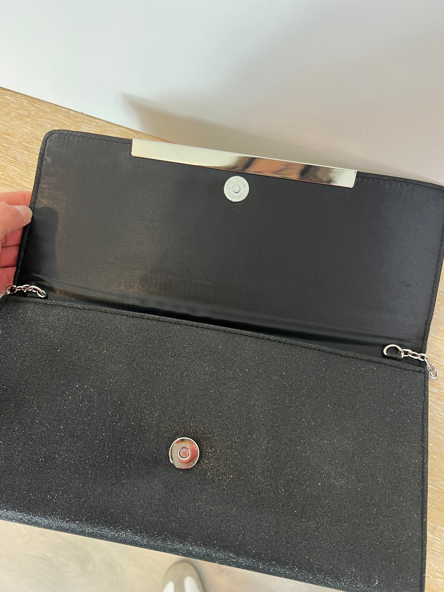 NEMBUR. Bolso de mano negro purpurina