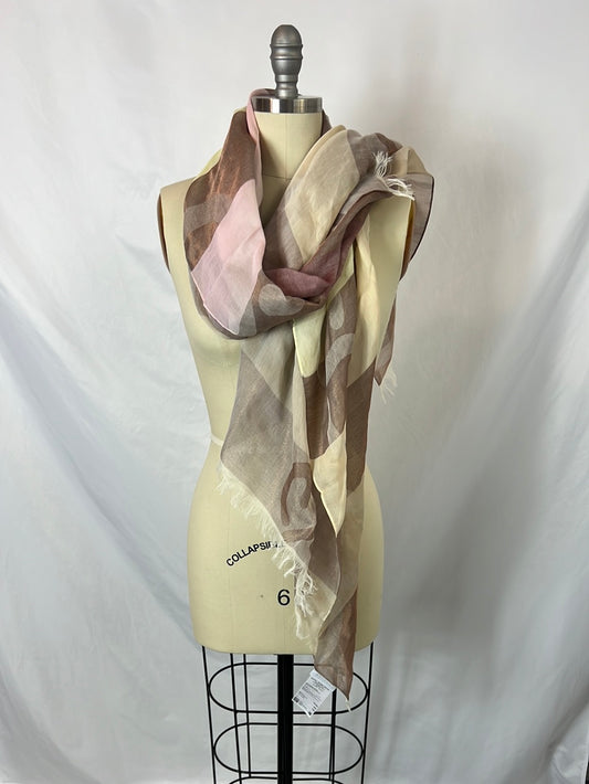 ESCADA. Fular beige estampado