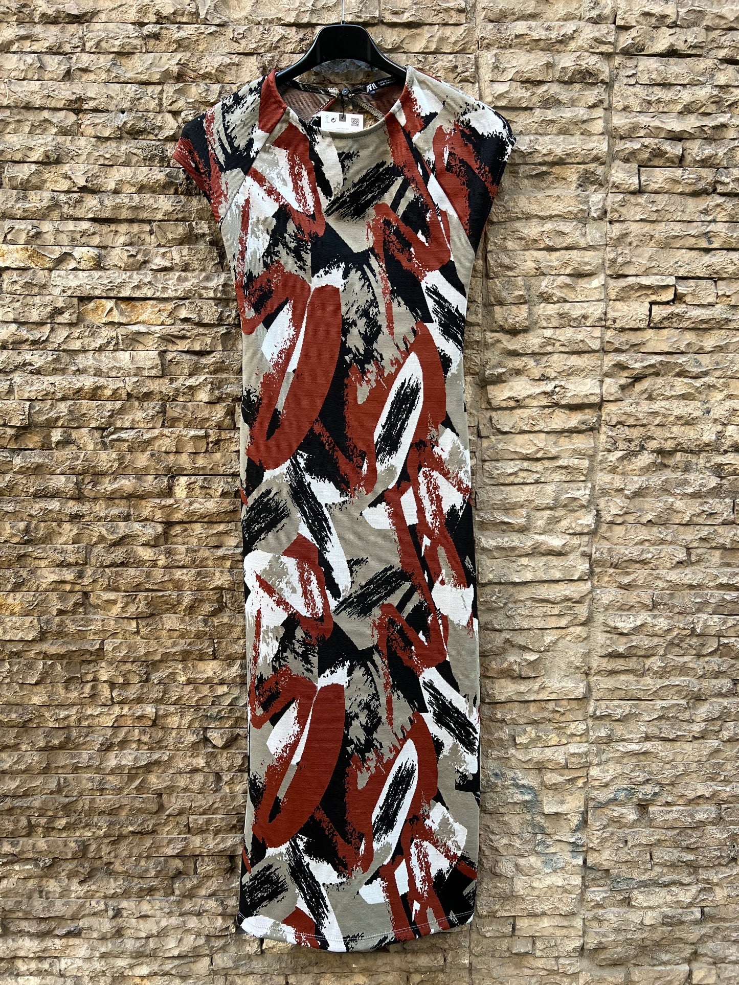 ZARA. Vestido estampado entallado abstracto